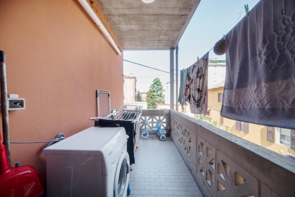 Comfortable twin bedroom in 4-bedroom apartment
