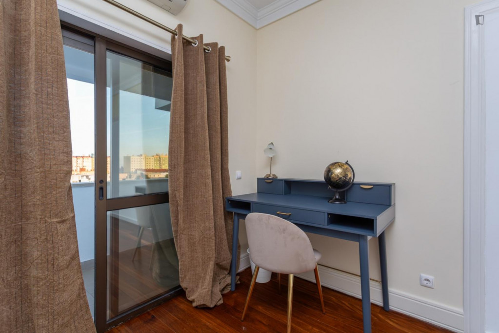 Appealing single bedroom with balcony