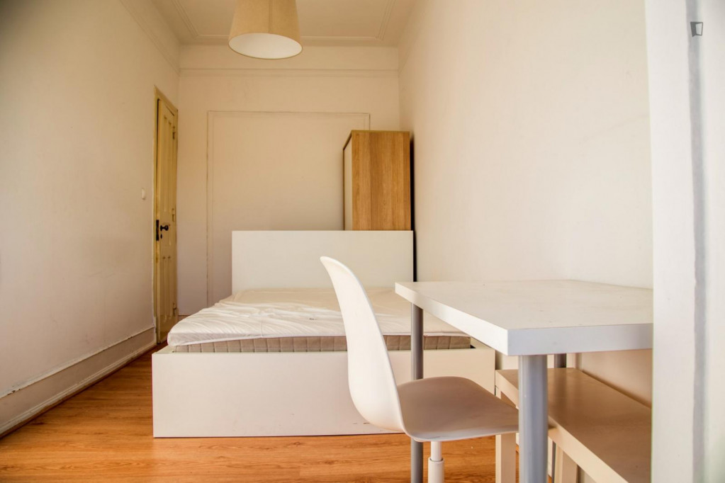 Great looking single bedroom with balcony