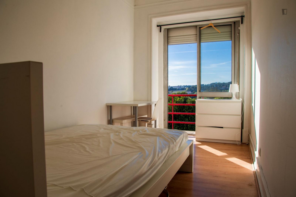 Great looking single bedroom with balcony