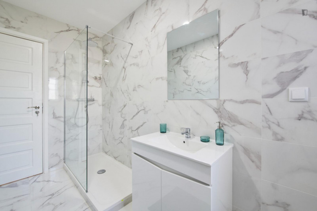 Large Appealing single bedroom