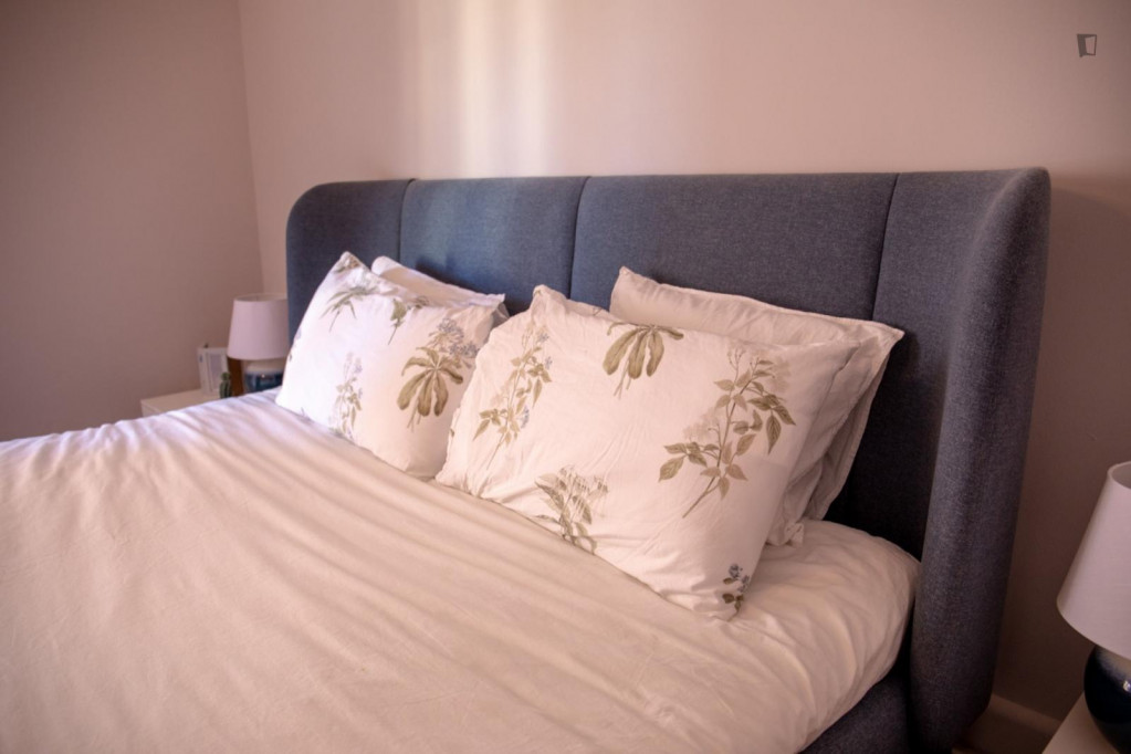 Cozy single bedroom