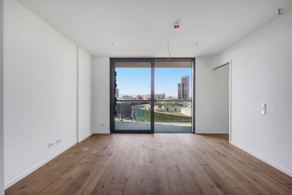 Unfurnished 1-bedroom apartment with balcony near the Skyline Plaza - Frankfurt am Main - chambre - ImmoJeune