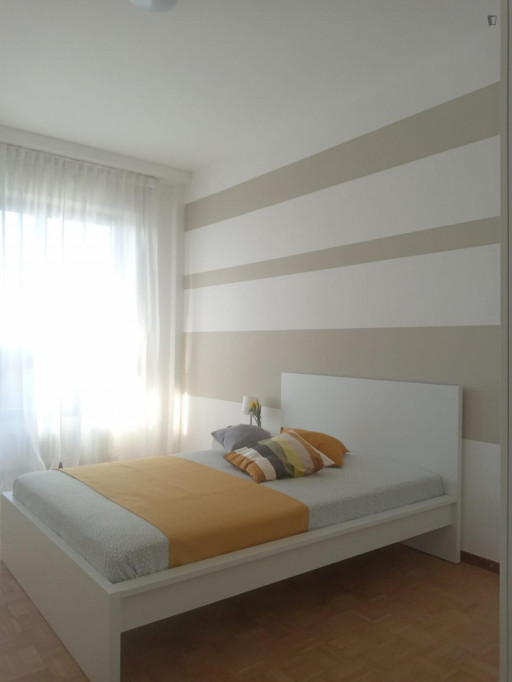 Spacious single bedroom with balcony in Sesto San Giovanni - Milan - chambre - ImmoJeune