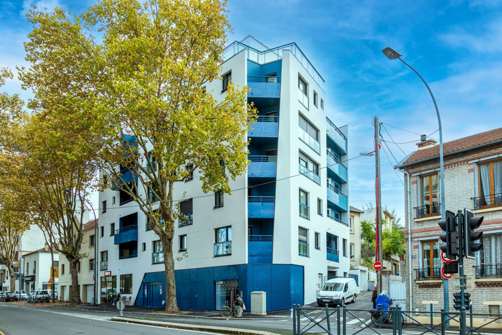Outstanding Complex w/ Gym + Screening Room + Wine Bar