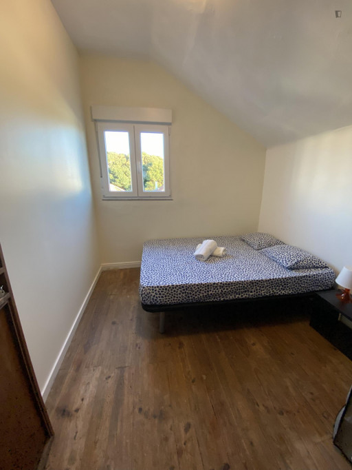 Welcoming double bedroom near Casa da Musica