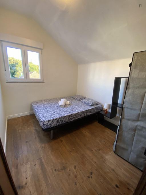 Welcoming double bedroom near Casa da Musica