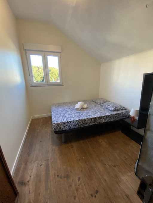 Welcoming double bedroom near Casa da Musica
