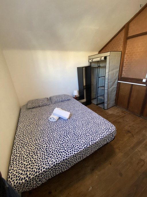Welcoming double bedroom near Casa da Musica