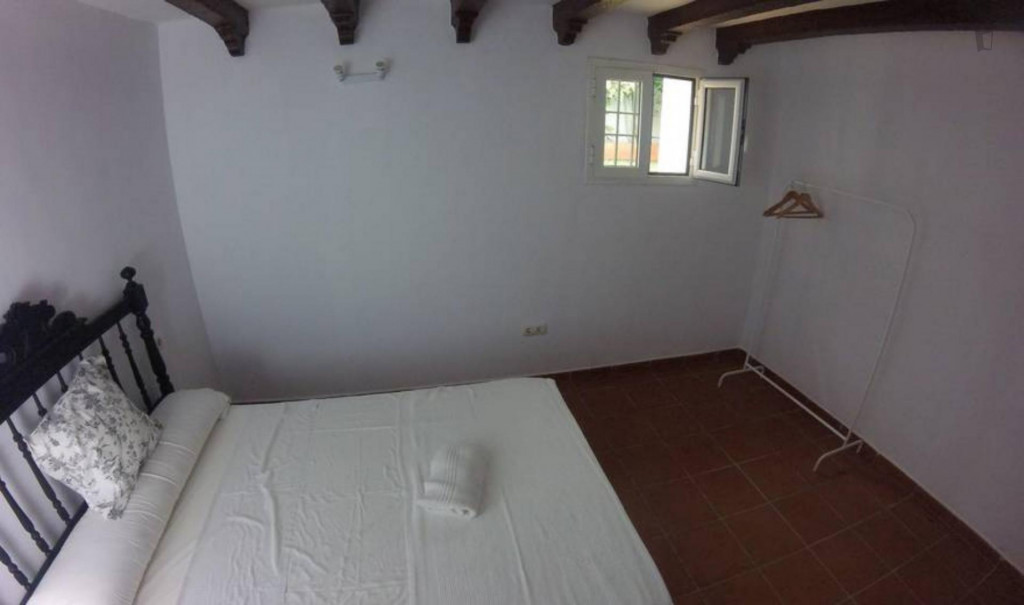 Appealing double bedroom in a student flat, in Porvenir