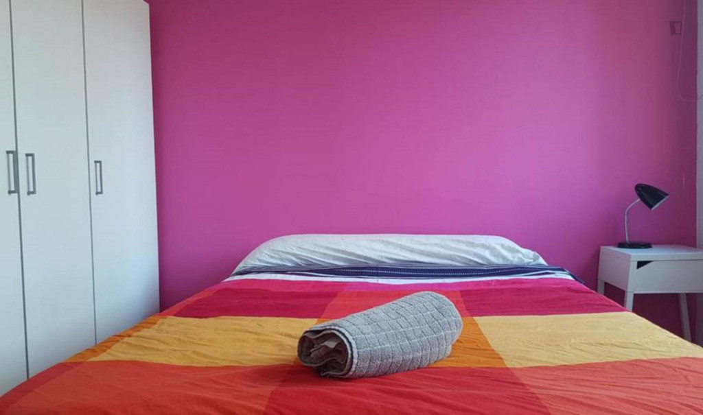Girls only shared house in a beautiful center area of Seville P18_*****)