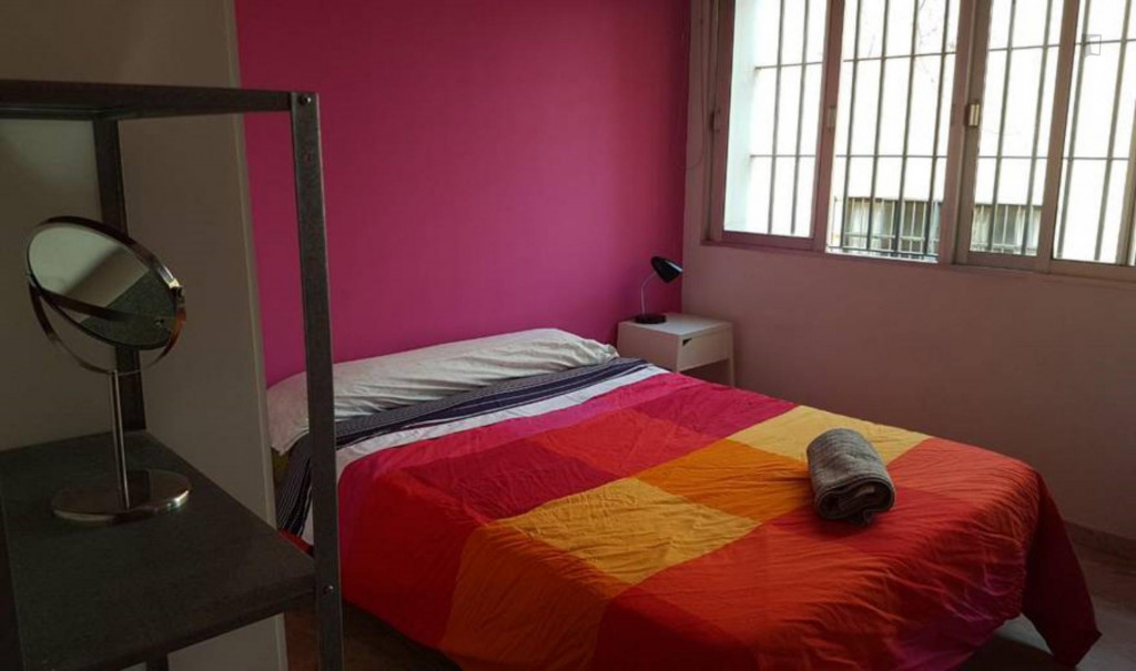 Girls only shared house in a beautiful center area of Seville P18_*****)