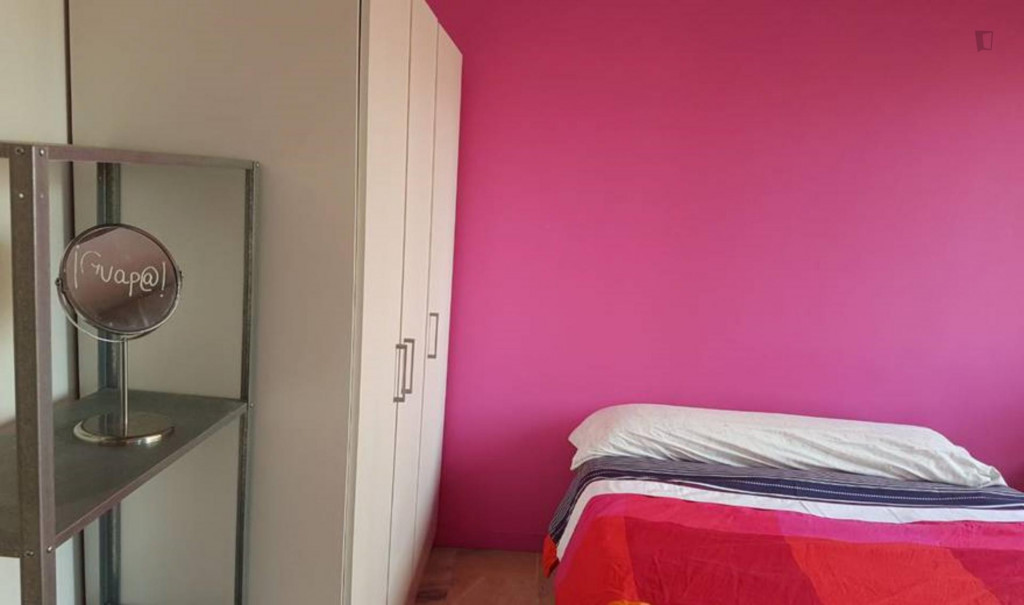 Girls only shared house in a beautiful center area of Seville P18_*****)