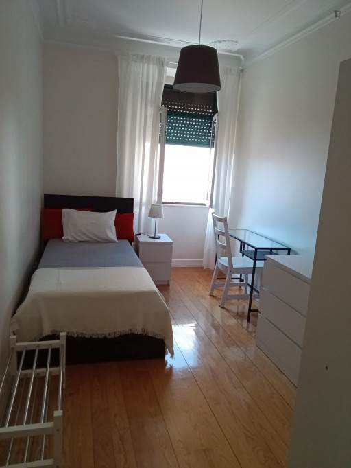 Great single bedroom next to Santa Apolónia metro station