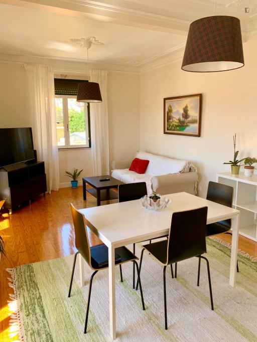Great single bedroom next to Santa Apolónia metro station