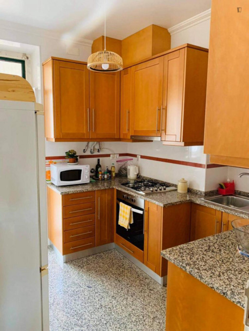 Great single bedroom next to Santa Apolónia metro station