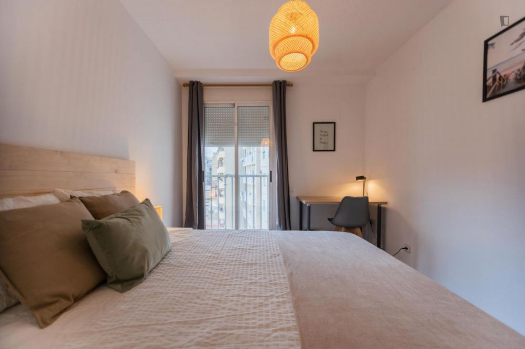 Pleasant double bedroom with balcony close to Valencia Joaquín Sorolla railway station - Valence - chambre - ImmoJeune