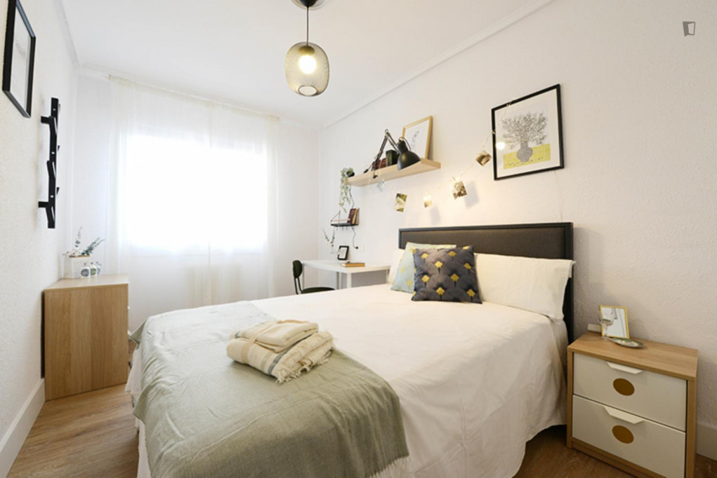Welcoming double bedroom near the Basarrate metro - Bilbao - chambre - ImmoJeune