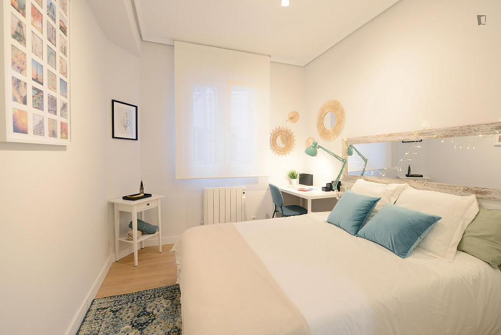 Great double bedroom near Uribarri Metro  - Bilbao - chambre - ImmoJeune