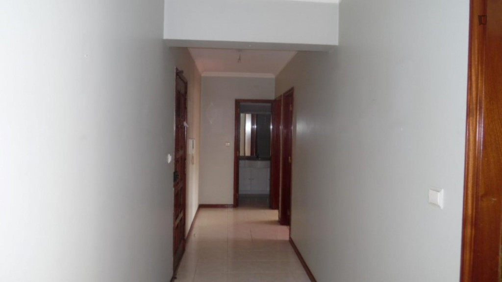 Cosy bedroom on 3 bedrom apartment 20 min to Lisboa in Cacem near train station