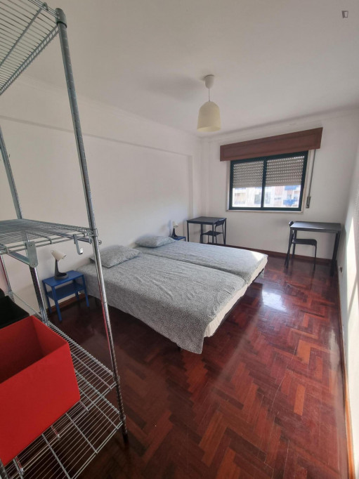 Cosy bedroom on 3 bedrom apartment 20 min to Lisboa in Cacem near train station
