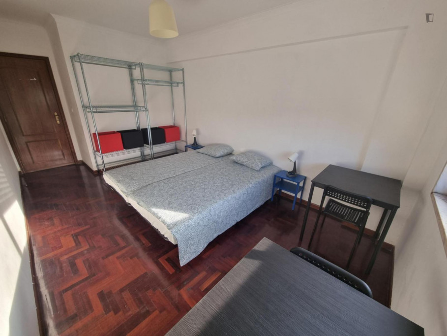 Cosy bedroom on 3 bedrom apartment 20 min to Lisboa in Cacem near train station