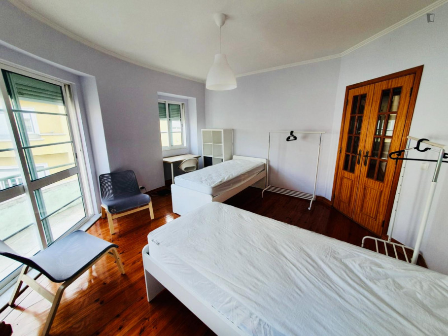 Twin bright bedroom near Instituto Superior Técnico