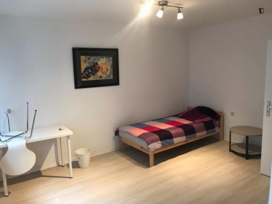 Bright Single Bedroom in a 7-Bedroom Apartment close to Bremer Rathaus - Bremen - chambre - ImmoJeune