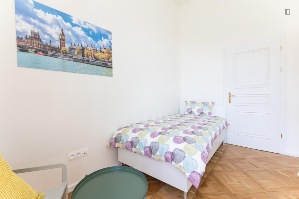 Bright single bedroom in proximity to Tyršův dům