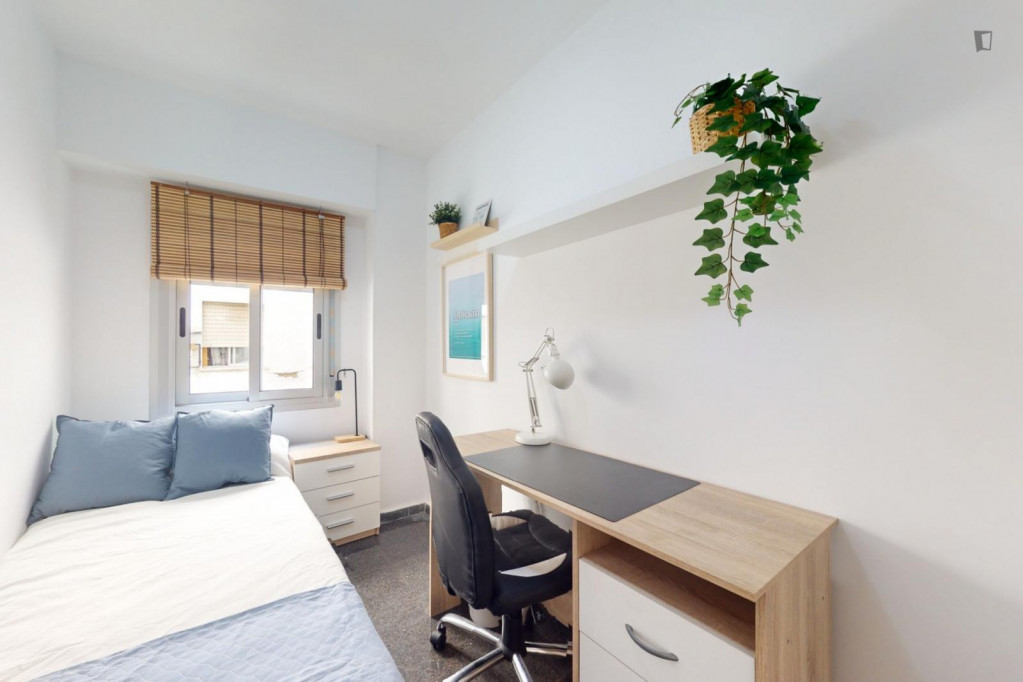 Appealing single bedroom in a property with balcony - Valence - chambre - ImmoJeune