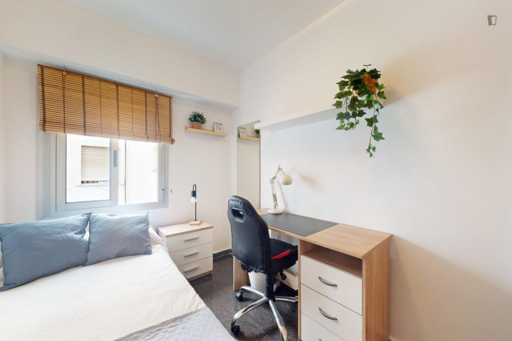 Great looking single bedroom in a property with balcony - Valence - chambre - ImmoJeune