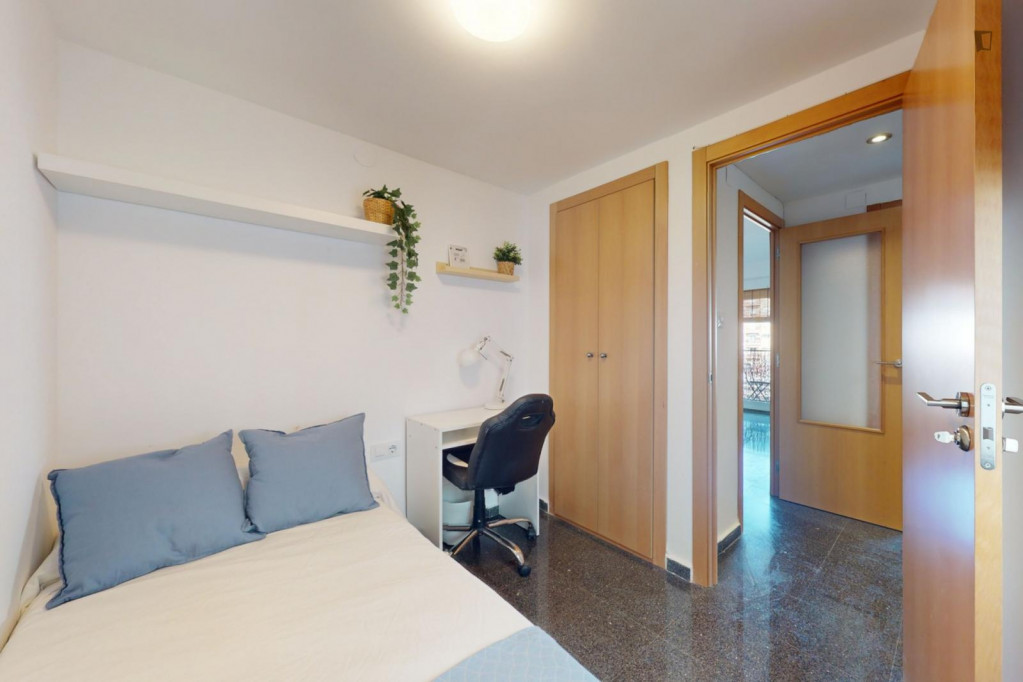 Attractive single bedroom in a property with balcony