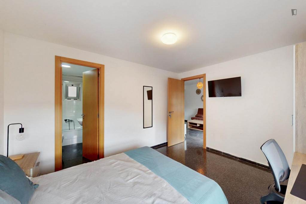 Great looking single bedroom in a property with balcony - Valence - chambre - ImmoJeune