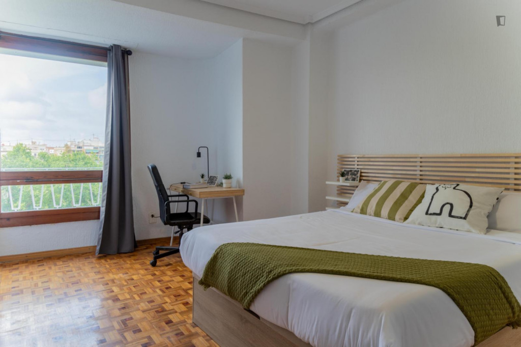 Enjoyable double bedroom near Porta dels Serrans - Valence - chambre - ImmoJeune