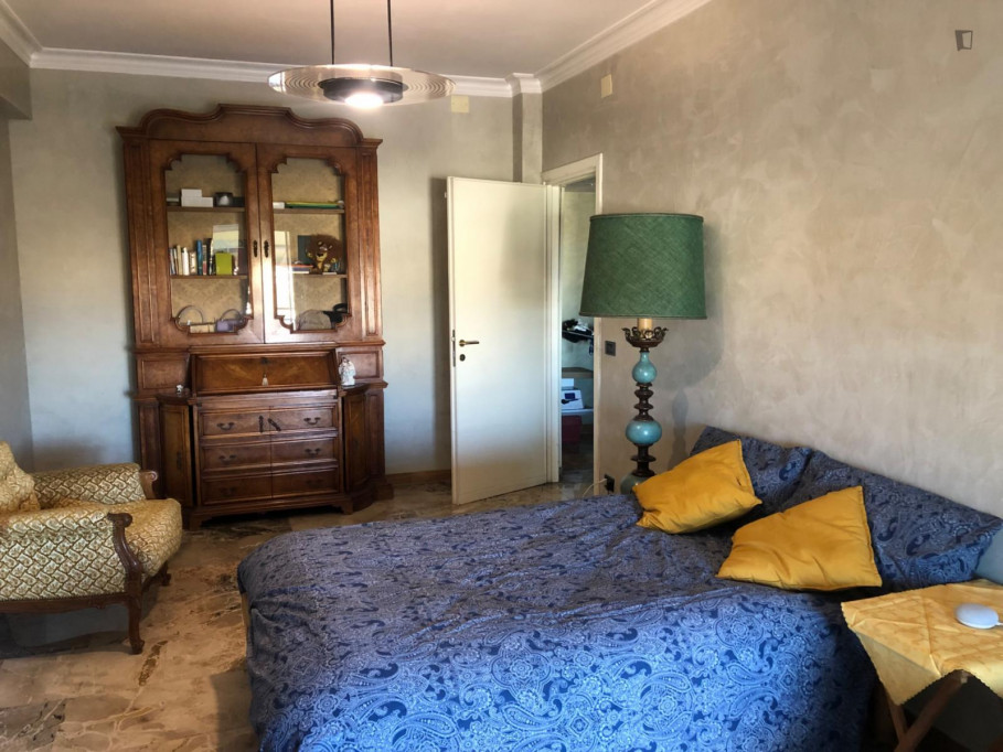 Double bedroom, with balcony, in 3-bedroom apartment - Rome - chambre - ImmoJeune