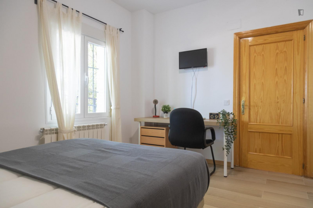 Homely double bedroom near Colonia Jardín metro station - Madrid - chambre - ImmoJeune