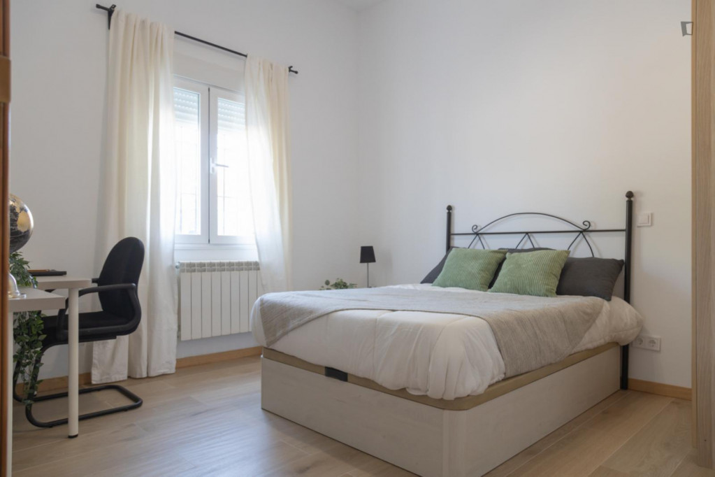 Inviting double bedroom just steps from Colonia Jardín metro station - Madrid - chambre - ImmoJeune