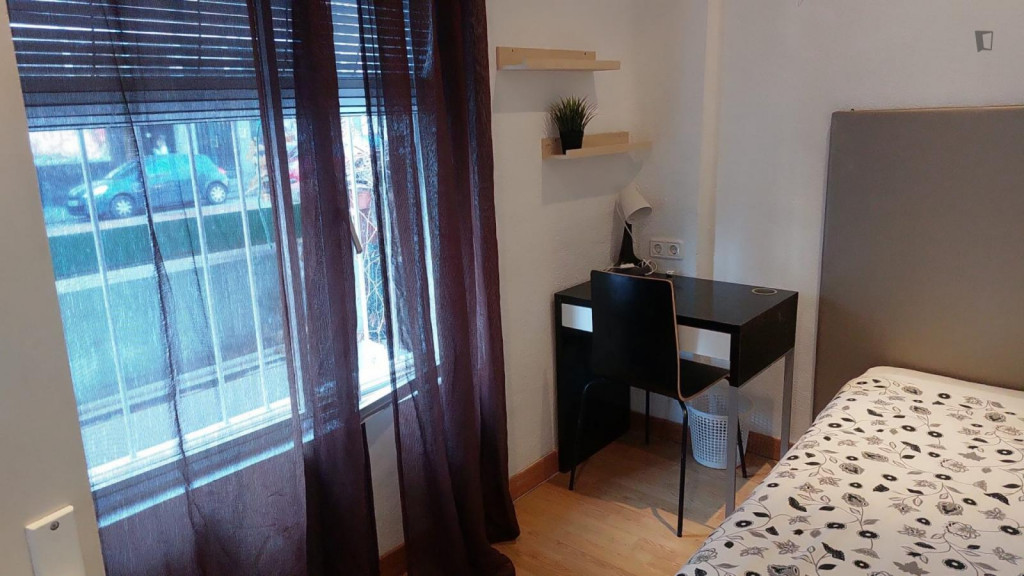 Homely single bedroom in a 10-bedroom house, near Plaza de Toros de Las Ventas - Madrid - chambre - ImmoJeune