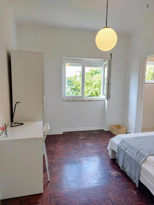 Beautiful Ensuite Bedroom in luxury villa, 10 minutes walking to Nova SBE
