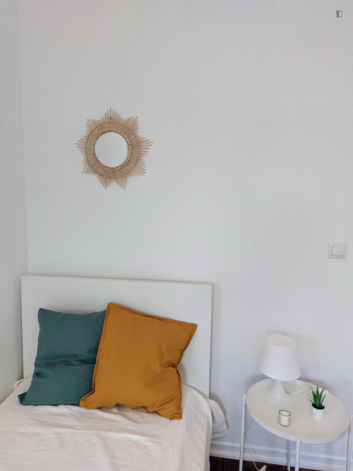 Beautiful Ensuite Bedroom in luxury villa, 10 minutes walking to Nova SBE