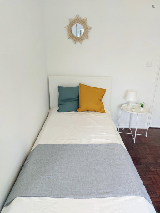 Beautiful Ensuite Bedroom in luxury villa, 10 minutes walking to Nova SBE