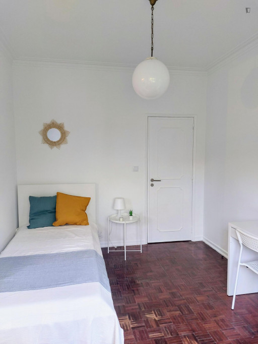 Beautiful Ensuite Bedroom in luxury villa, 10 minutes walking to Nova SBE