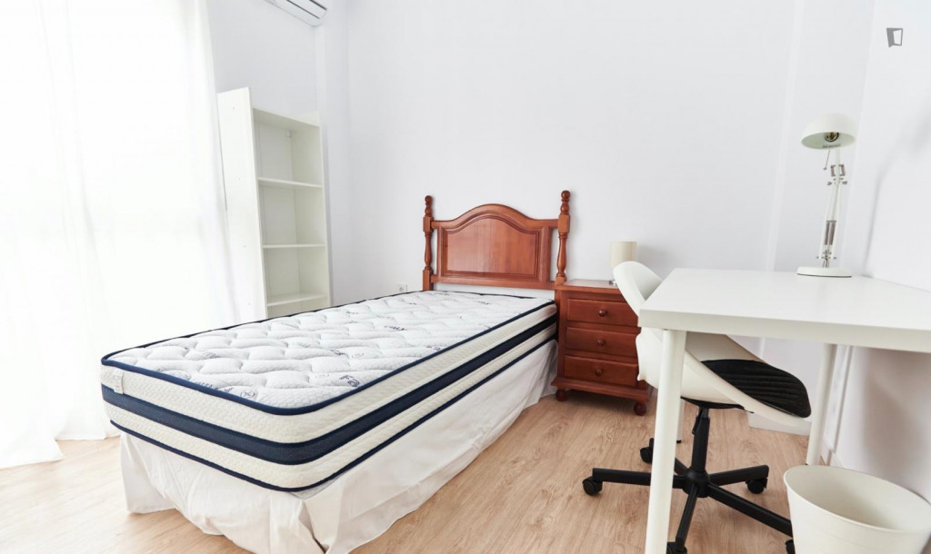 Bright single bedroom near the La Plata metro - Séville - chambre - ImmoJeune