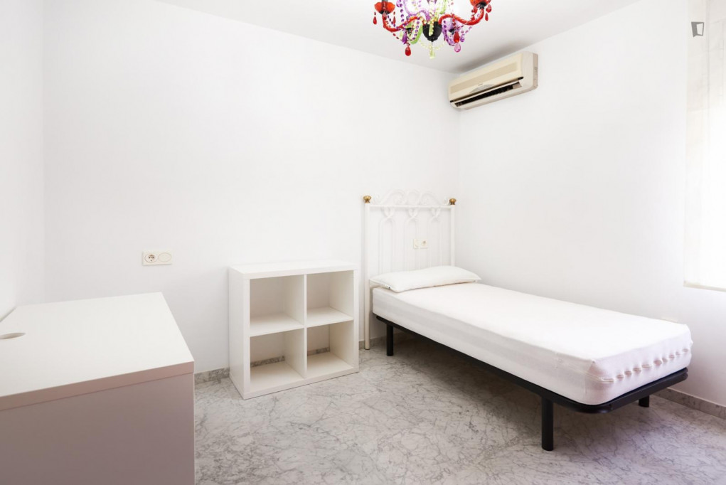 Welcoming single bedroom next to Vega de Triana Park - Séville - chambre - ImmoJeune