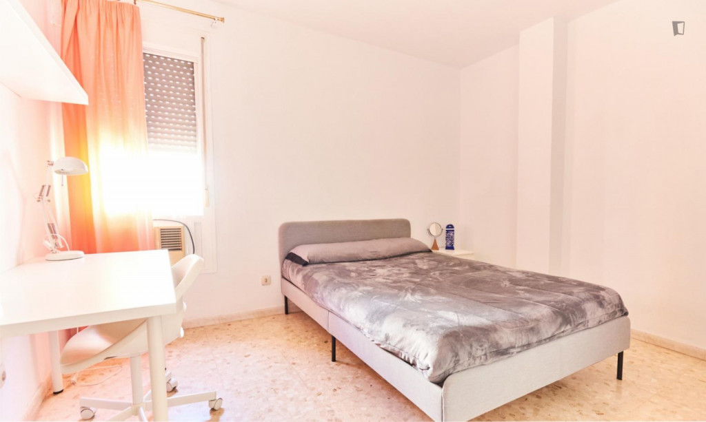 Inviting double bedroom near the Plaza de Cuba metro - Séville - chambre - ImmoJeune