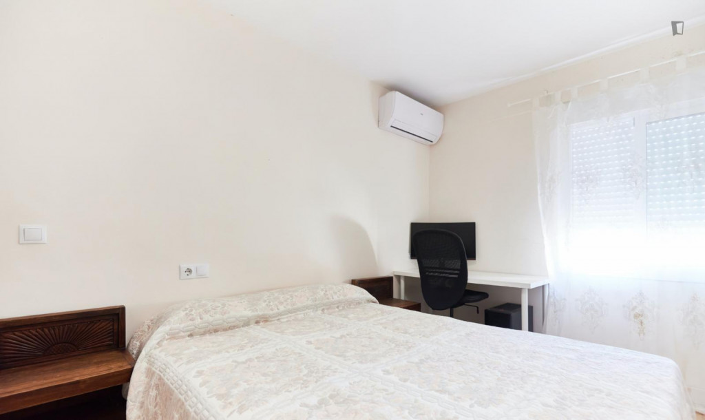 Attractive double bedroom a short walk from Plaza de Cuba metro station - Séville - chambre - ImmoJeune