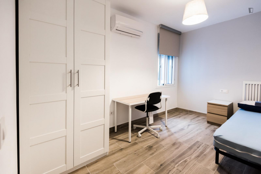Alluring single bedroom near Parque de los Perdigones - Séville - chambre - ImmoJeune