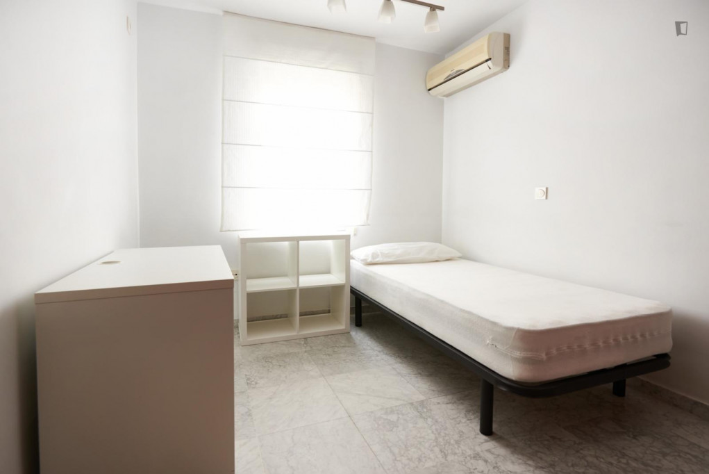 Humble single bedroom in Triana - Séville - chambre - ImmoJeune