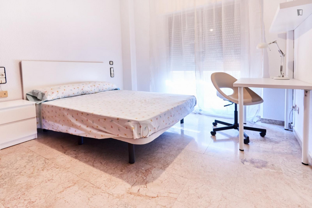Pleasant double ensuite bedroom near Plaza de Cuba metro station - Séville - chambre - ImmoJeune
