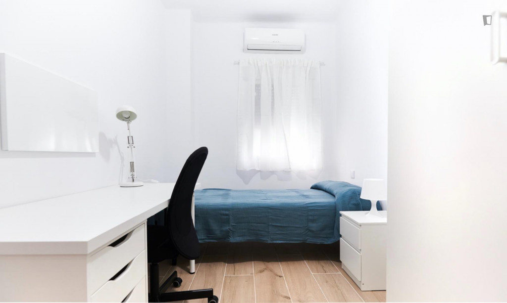 Neat single bedroom next to the Vega de Triana Park - Séville - chambre - ImmoJeune